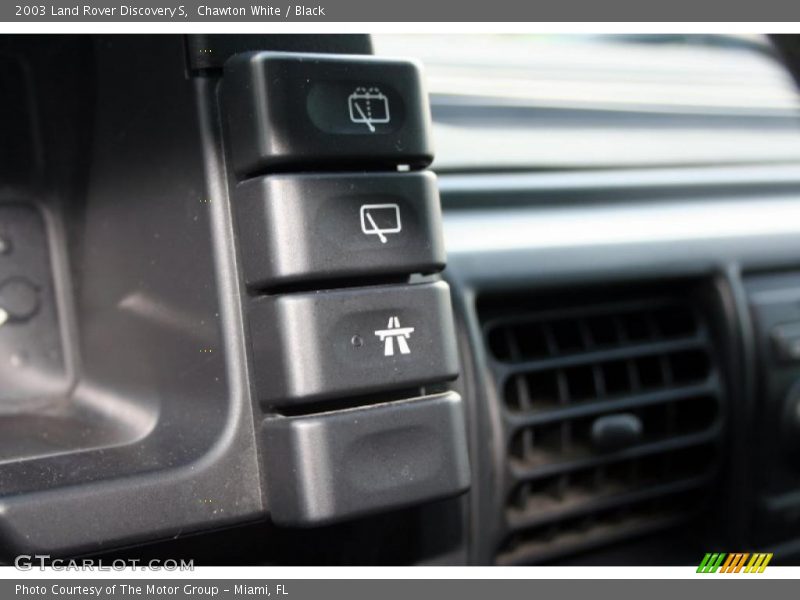 Chawton White / Black 2003 Land Rover Discovery S