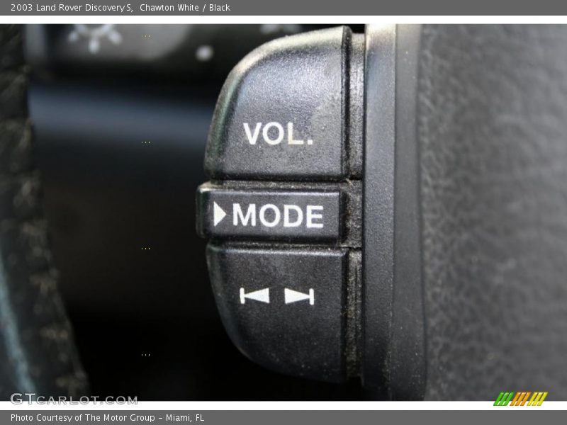 Chawton White / Black 2003 Land Rover Discovery S