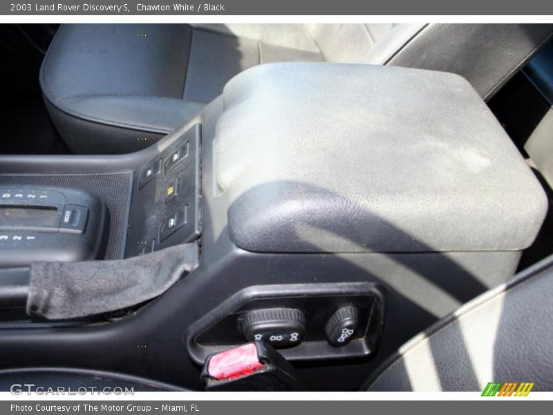 Chawton White / Black 2003 Land Rover Discovery S