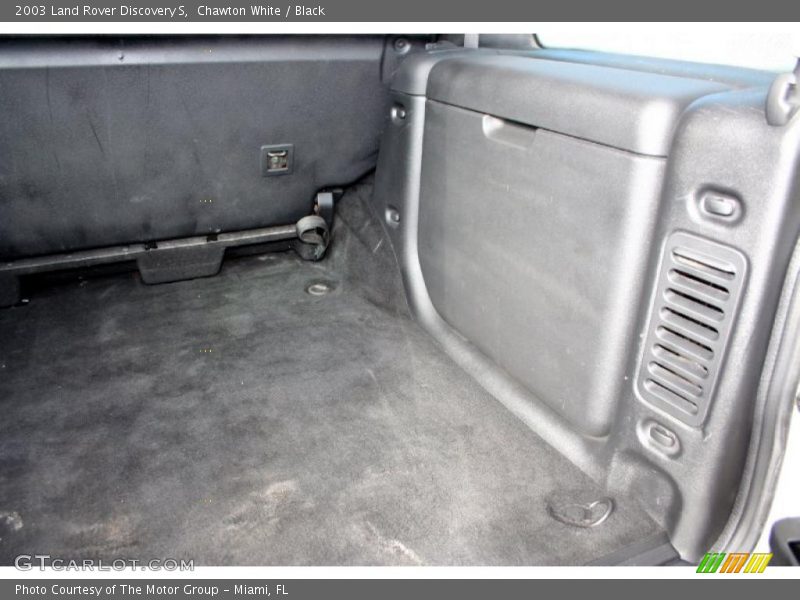 Chawton White / Black 2003 Land Rover Discovery S