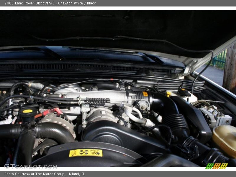 Chawton White / Black 2003 Land Rover Discovery S