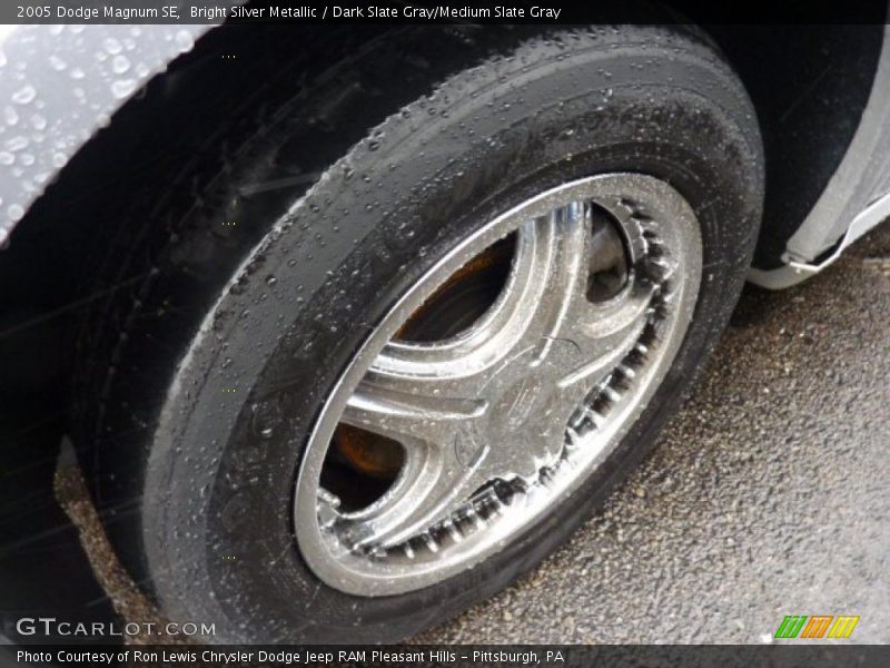 Bright Silver Metallic / Dark Slate Gray/Medium Slate Gray 2005 Dodge Magnum SE