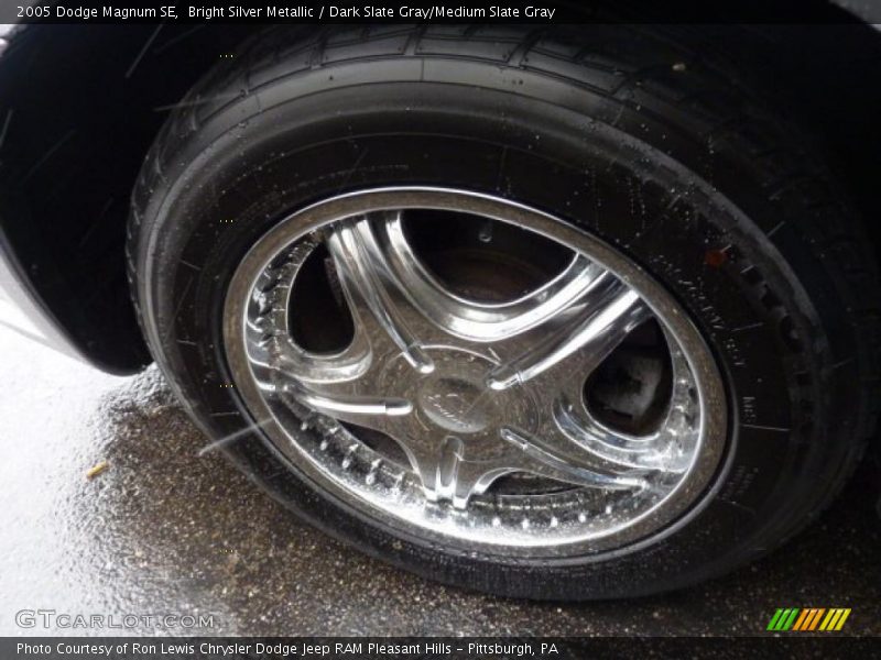 Bright Silver Metallic / Dark Slate Gray/Medium Slate Gray 2005 Dodge Magnum SE
