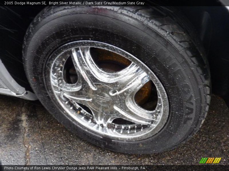 Bright Silver Metallic / Dark Slate Gray/Medium Slate Gray 2005 Dodge Magnum SE
