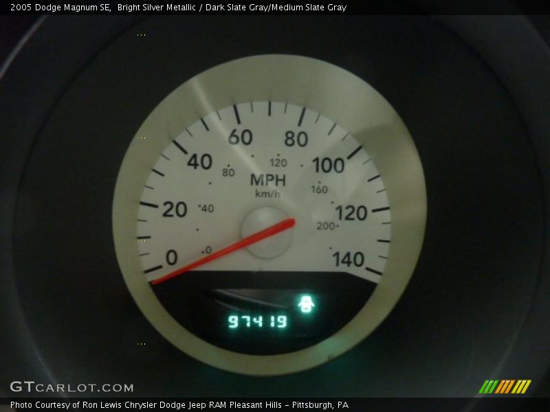 Bright Silver Metallic / Dark Slate Gray/Medium Slate Gray 2005 Dodge Magnum SE