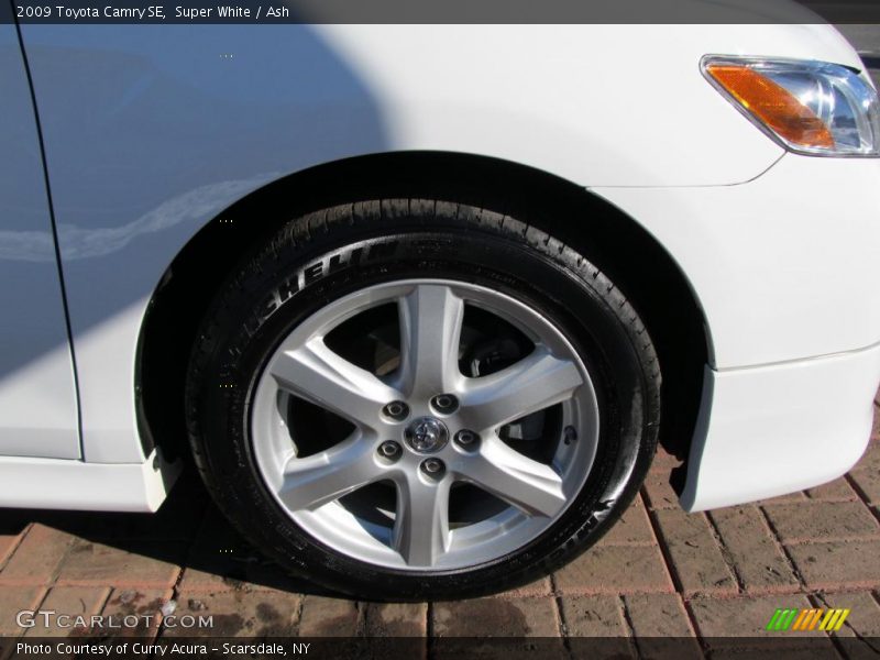 Super White / Ash 2009 Toyota Camry SE
