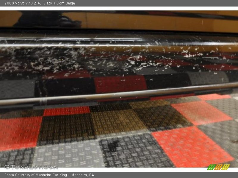 Black / Light Beige 2000 Volvo V70 2.4