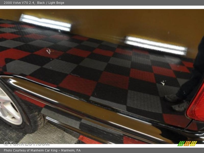 Black / Light Beige 2000 Volvo V70 2.4