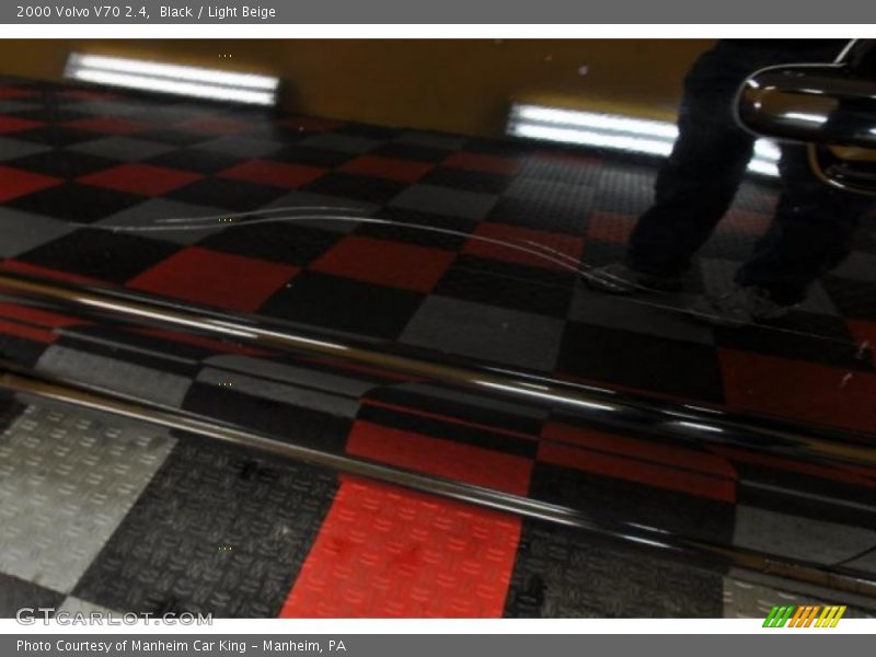 Black / Light Beige 2000 Volvo V70 2.4