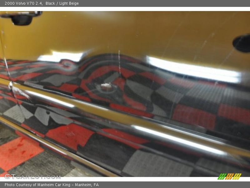 Black / Light Beige 2000 Volvo V70 2.4