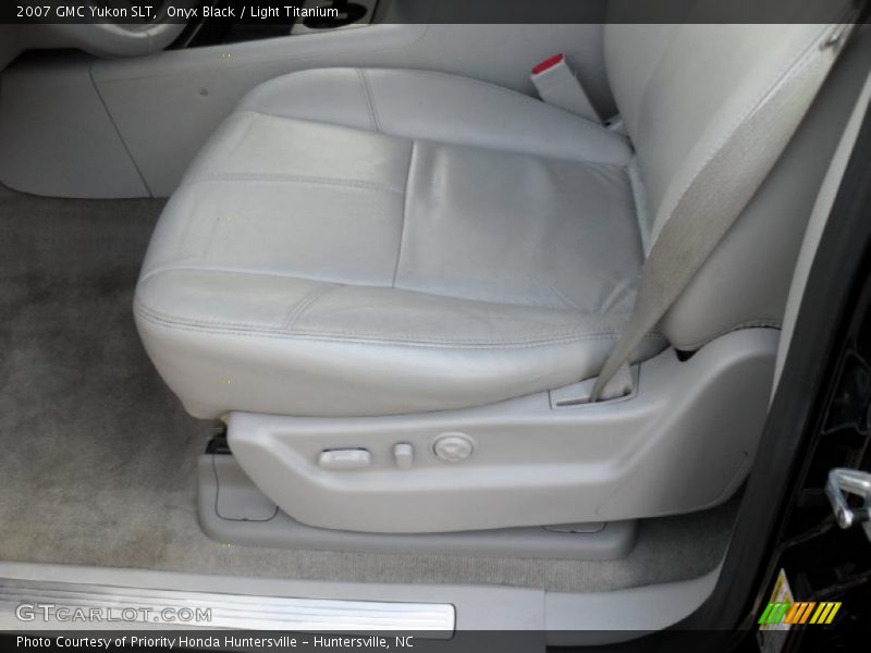 Onyx Black / Light Titanium 2007 GMC Yukon SLT