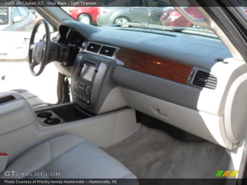 Onyx Black / Light Titanium 2007 GMC Yukon SLT