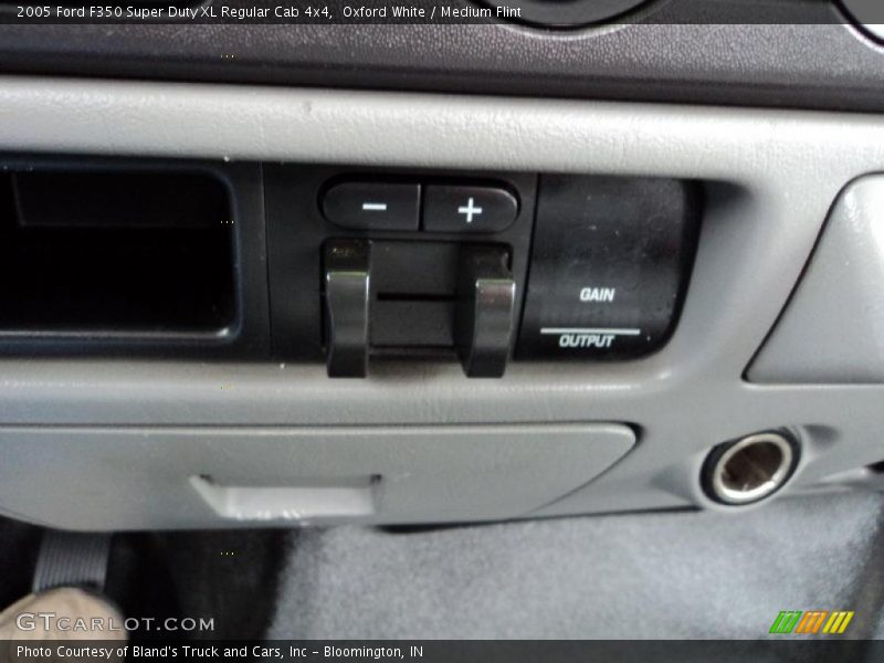 Oxford White / Medium Flint 2005 Ford F350 Super Duty XL Regular Cab 4x4