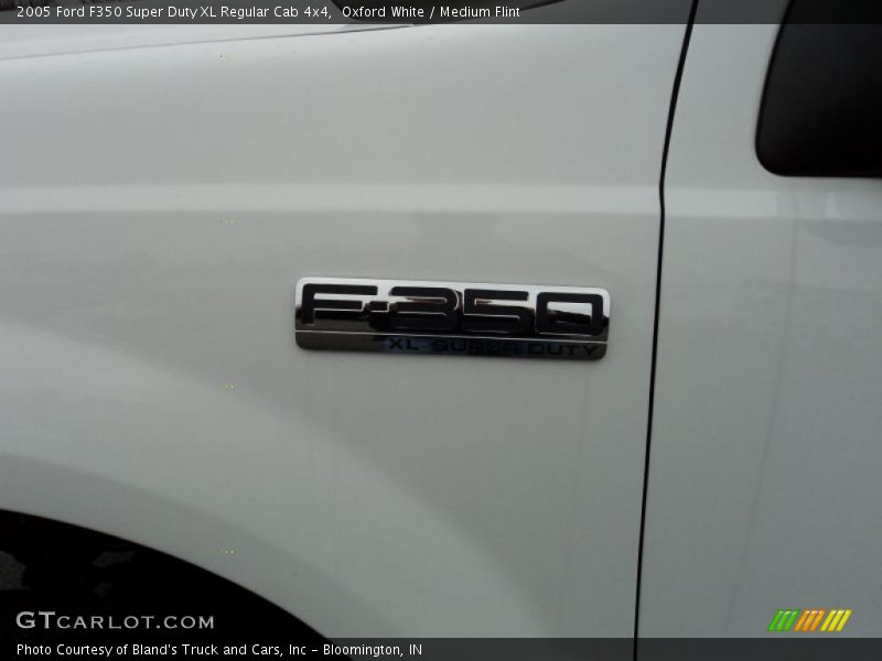 Oxford White / Medium Flint 2005 Ford F350 Super Duty XL Regular Cab 4x4