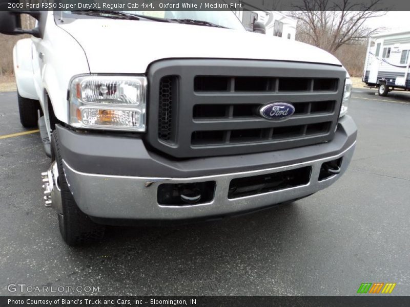 Oxford White / Medium Flint 2005 Ford F350 Super Duty XL Regular Cab 4x4