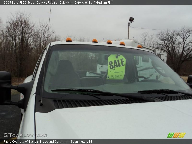 Oxford White / Medium Flint 2005 Ford F350 Super Duty XL Regular Cab 4x4