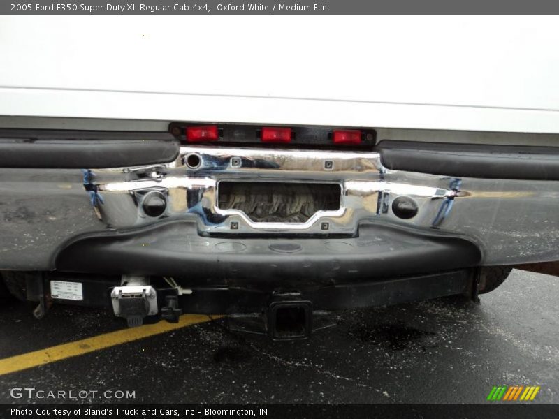 Oxford White / Medium Flint 2005 Ford F350 Super Duty XL Regular Cab 4x4