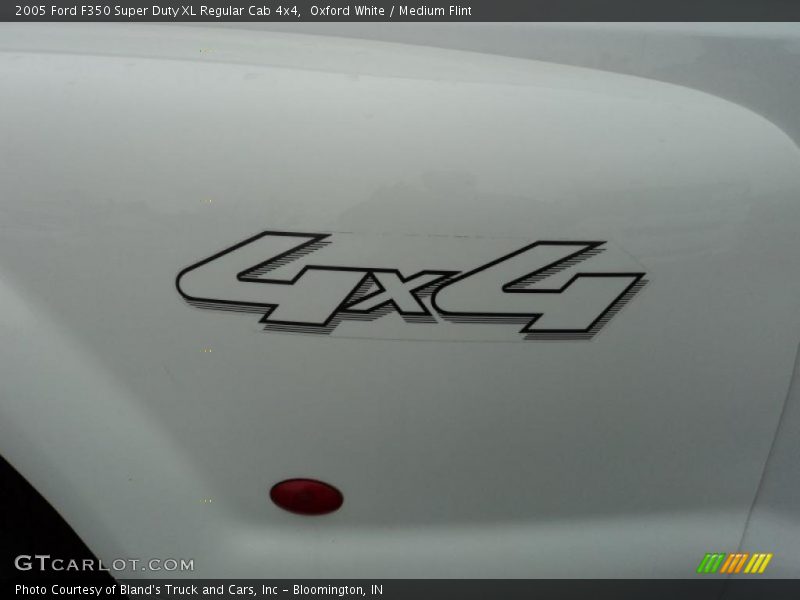 Oxford White / Medium Flint 2005 Ford F350 Super Duty XL Regular Cab 4x4