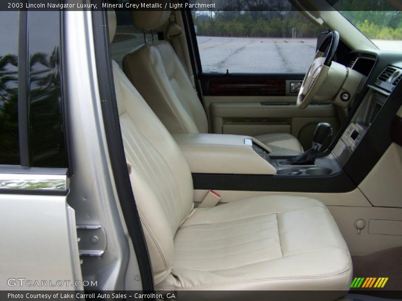 Mineral Grey Metallic / Light Parchment 2003 Lincoln Navigator Luxury