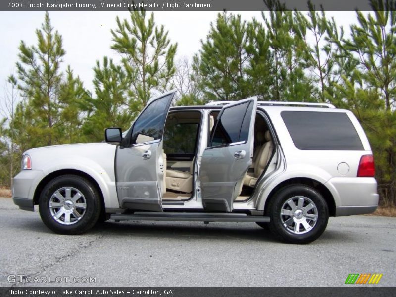 Mineral Grey Metallic / Light Parchment 2003 Lincoln Navigator Luxury