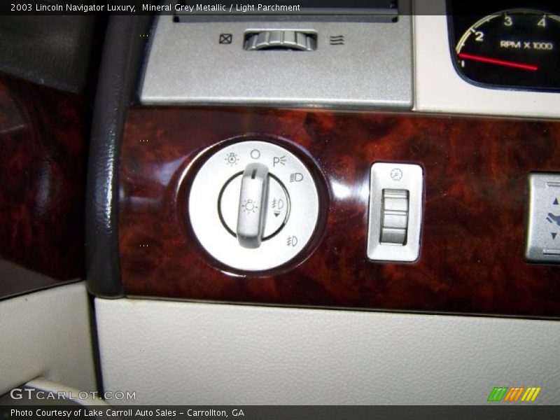 Mineral Grey Metallic / Light Parchment 2003 Lincoln Navigator Luxury