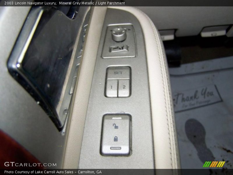 Mineral Grey Metallic / Light Parchment 2003 Lincoln Navigator Luxury