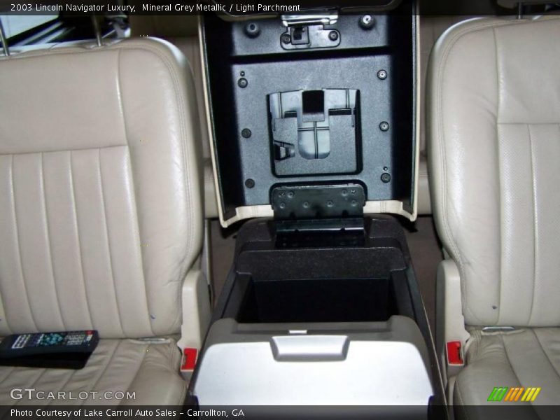 Mineral Grey Metallic / Light Parchment 2003 Lincoln Navigator Luxury