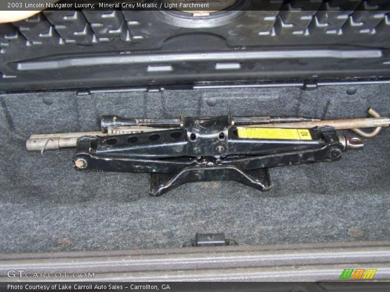 Mineral Grey Metallic / Light Parchment 2003 Lincoln Navigator Luxury