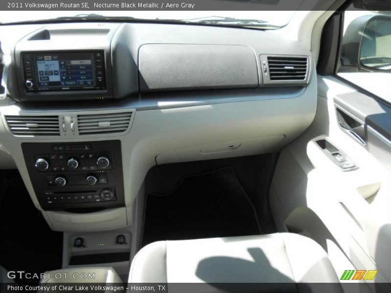 Nocturne Black Metallic / Aero Gray 2011 Volkswagen Routan SE