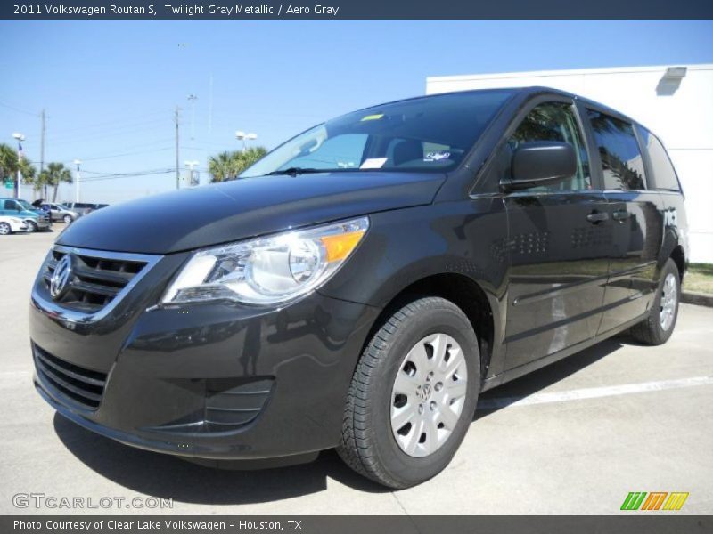 Front 3/4 View of 2011 Routan S