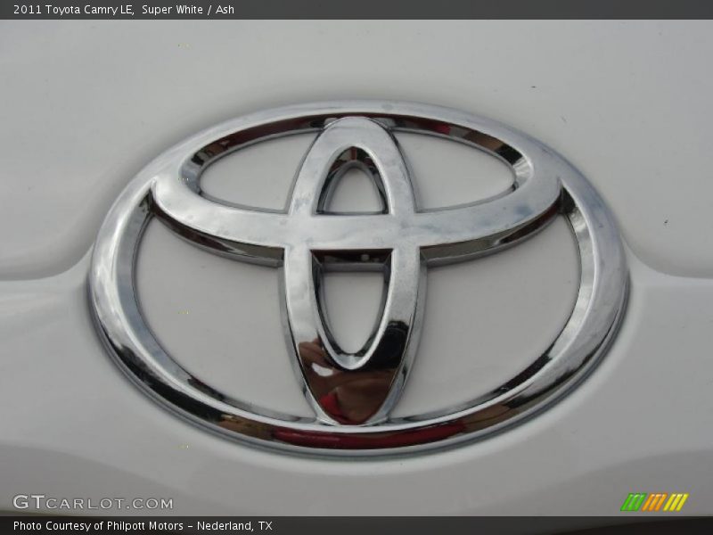 Super White / Ash 2011 Toyota Camry LE