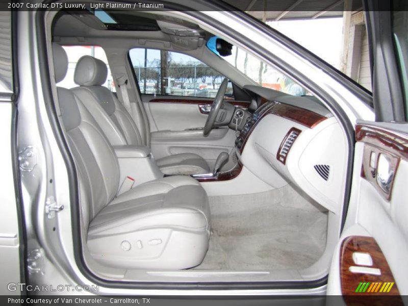 Light Platinum / Titanium 2007 Cadillac DTS Luxury