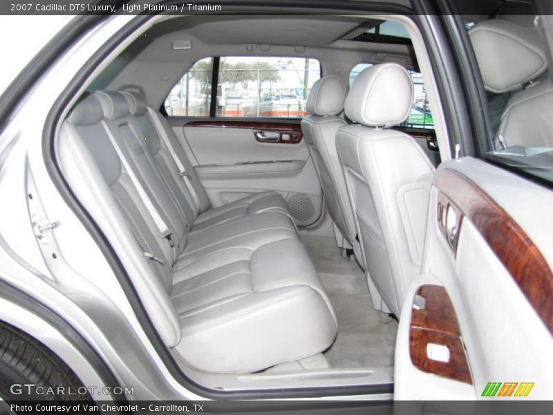 Light Platinum / Titanium 2007 Cadillac DTS Luxury