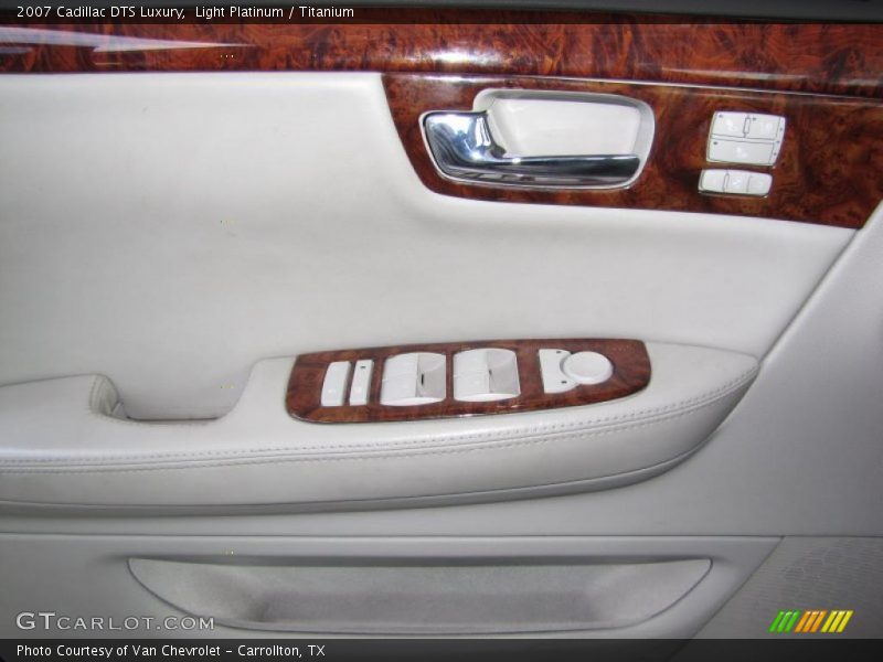 Light Platinum / Titanium 2007 Cadillac DTS Luxury