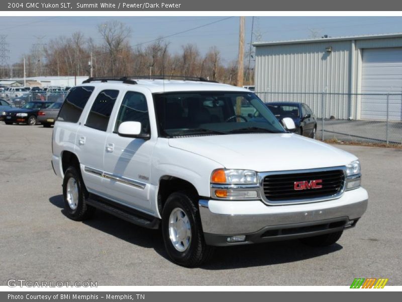 Front 3/4 View of 2004 Yukon SLT