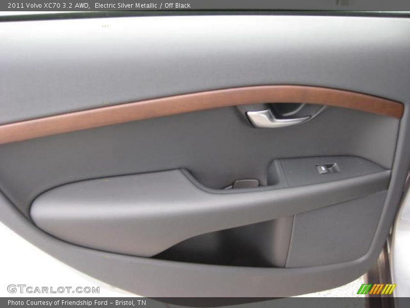 Electric Silver Metallic / Off Black 2011 Volvo XC70 3.2 AWD