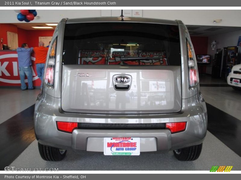 Titanium Gray / Sand/Black Houndstooth Cloth 2011 Kia Soul !