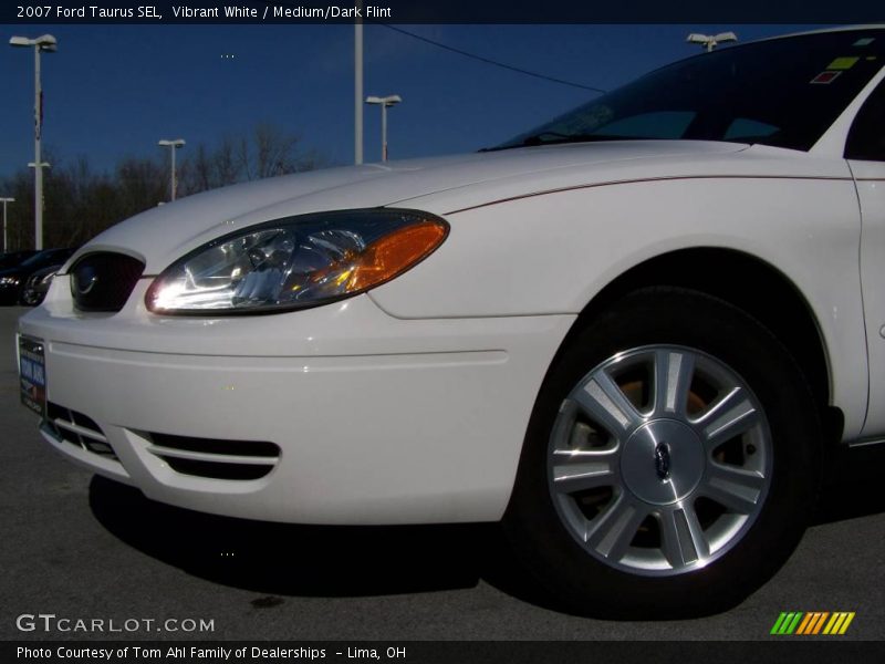 Vibrant White / Medium/Dark Flint 2007 Ford Taurus SEL