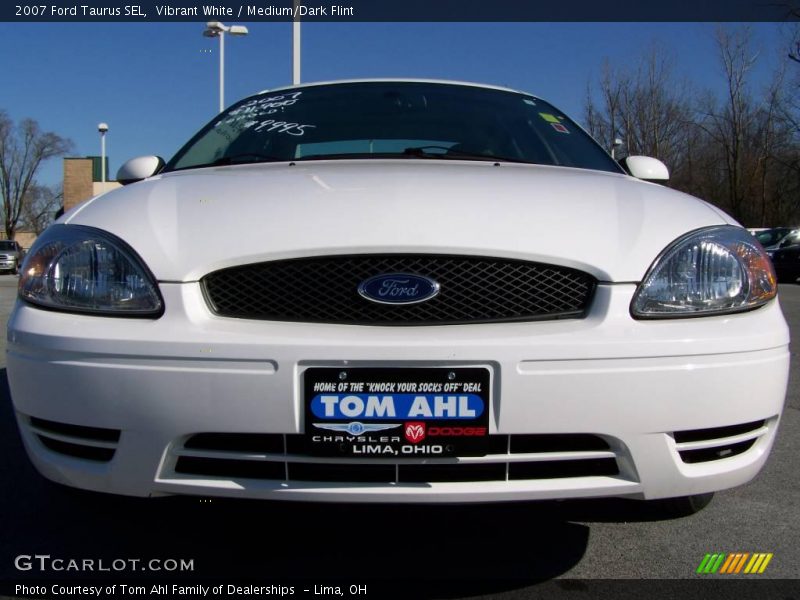 Vibrant White / Medium/Dark Flint 2007 Ford Taurus SEL