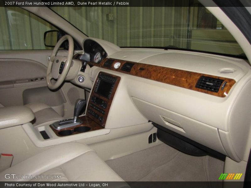Dashboard of 2007 Five Hundred Limited AWD