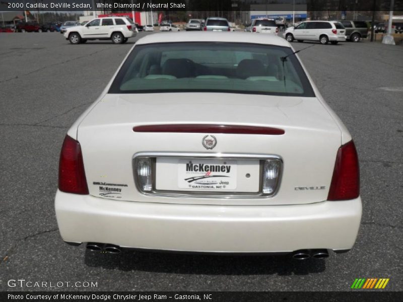 White Diamond / Neutral Shale 2000 Cadillac DeVille Sedan