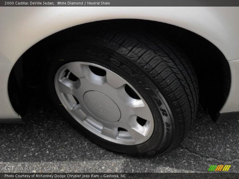 White Diamond / Neutral Shale 2000 Cadillac DeVille Sedan