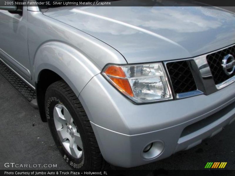 Silver Lightning Metallic / Graphite 2005 Nissan Pathfinder SE