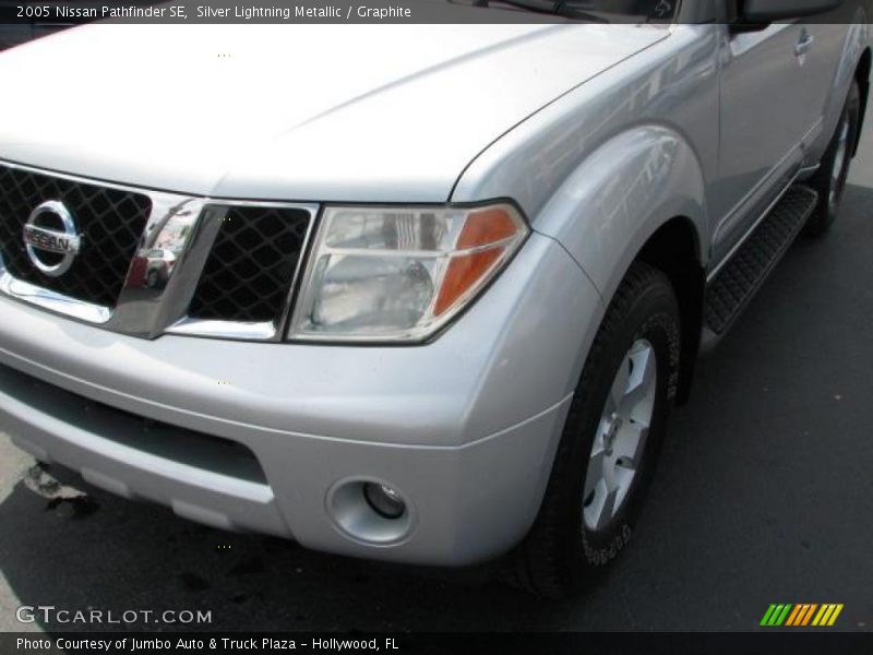Silver Lightning Metallic / Graphite 2005 Nissan Pathfinder SE