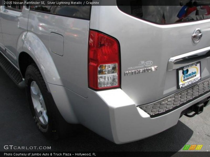 Silver Lightning Metallic / Graphite 2005 Nissan Pathfinder SE