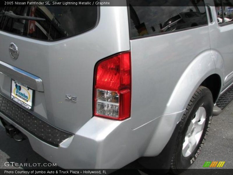 Silver Lightning Metallic / Graphite 2005 Nissan Pathfinder SE