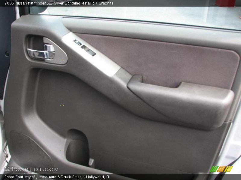 Silver Lightning Metallic / Graphite 2005 Nissan Pathfinder SE