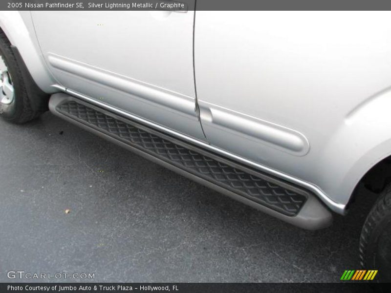 Silver Lightning Metallic / Graphite 2005 Nissan Pathfinder SE