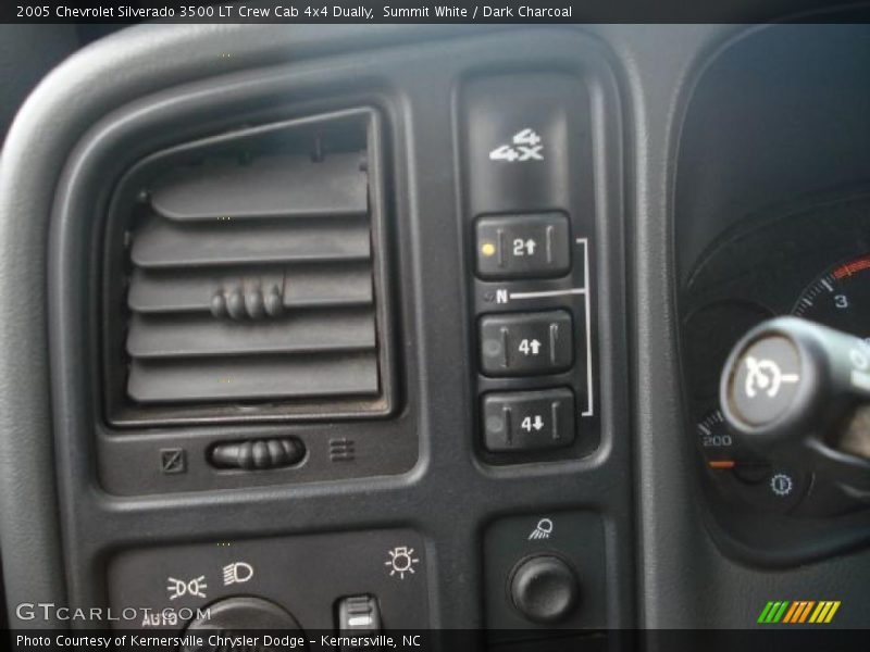 Controls of 2005 Silverado 3500 LT Crew Cab 4x4 Dually