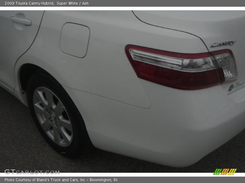 Super White / Ash 2009 Toyota Camry Hybrid